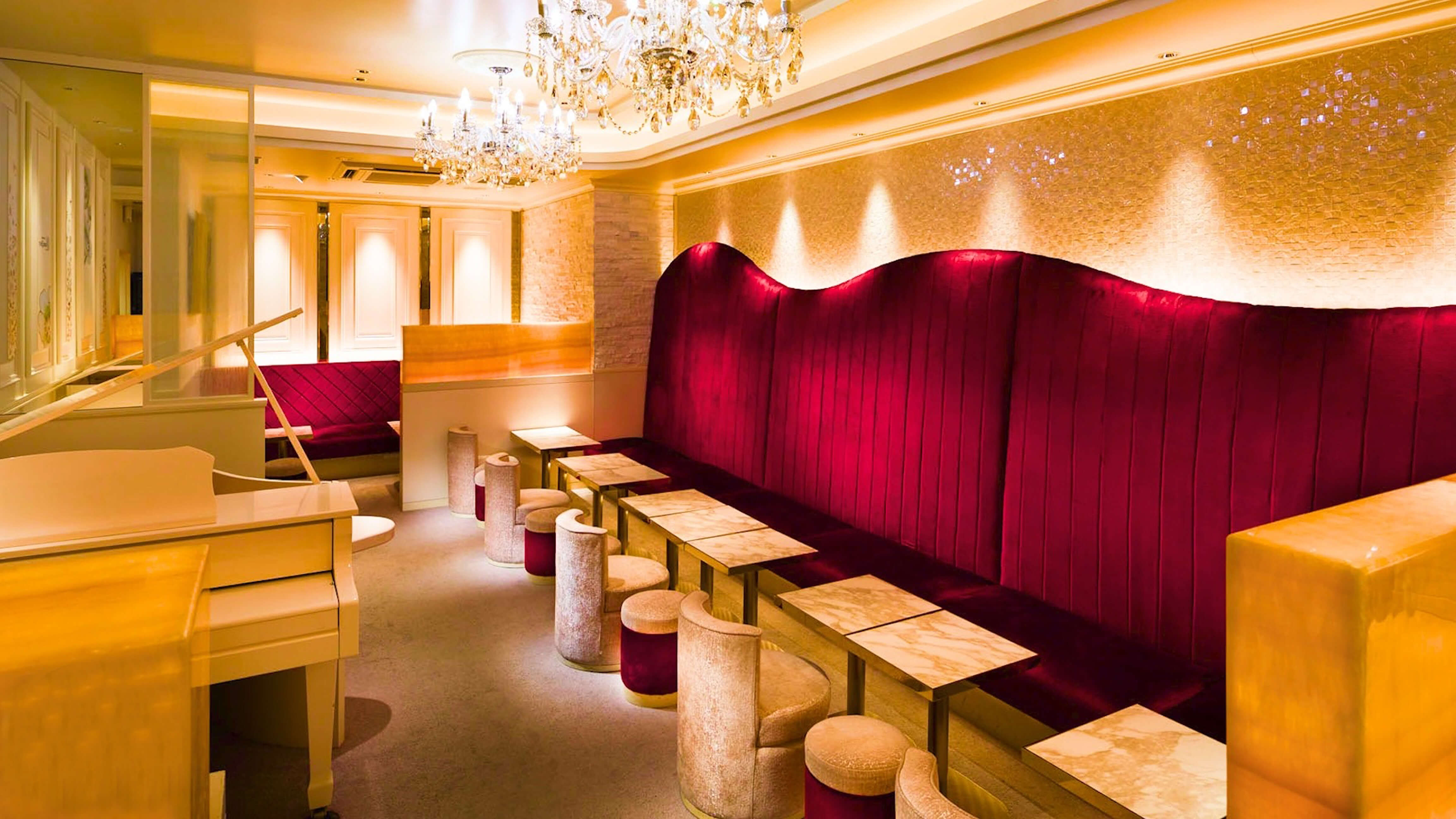 銀座 クラブ 「Nanae」｜2階グランドピアノがある店内